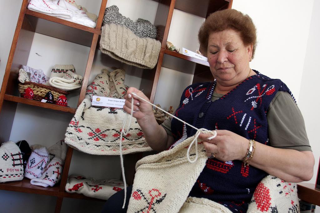 En el siglo XIX, los pescadores de Póvoa de Varzim empezaron a vestir un jersey de lana bordado a mano que ya forma parte de su patrimonio. (Especial) 