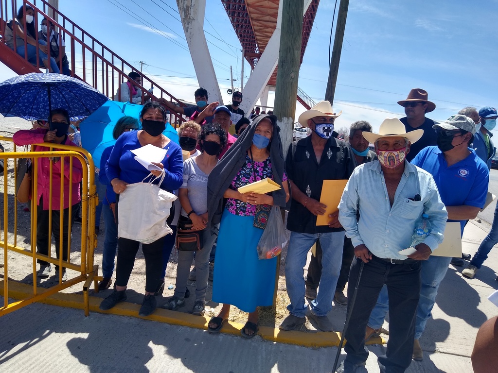 Con lonas y carpetas, laguneros recibieron al presidente Obrador. (EL SIGLO DE TORREÓN) 