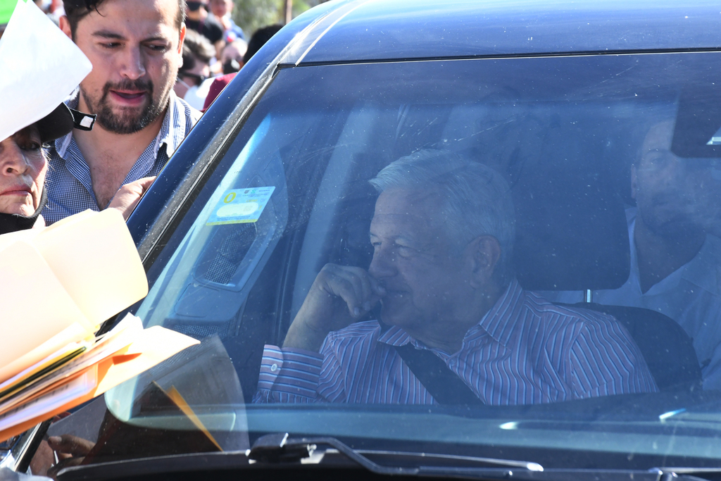 Algunas personas pudieron entregarle algunos documentos a López Obrador. (FERNANDO COMPEÁN)
