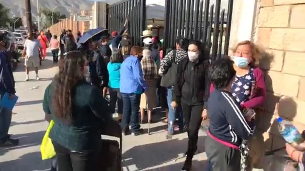 La mañana de hoy 28 de marzo, adultos mayores de distintas edades acudieron nuevamente al Instituto Tecnológico de La Laguna (ITL) en Torreón por la campaña de vacunación contra COVID-19. (EL SIGLO DE TORREÓN)