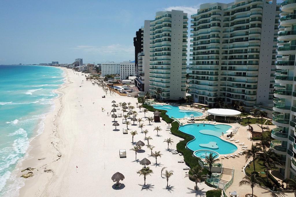 El hotel Planet Hollywood Cancún ofrece a sus huéspedes la posibilidad de vacacionar como estrella de cine en Isla Blanca. Es el primer alojamiento en México operado bajo la marca propiedad de las luminarias Sylvester Stallone, Bruce Willis, Demi Moore y Arnold Schwarzenegger. (ARCHIVO)