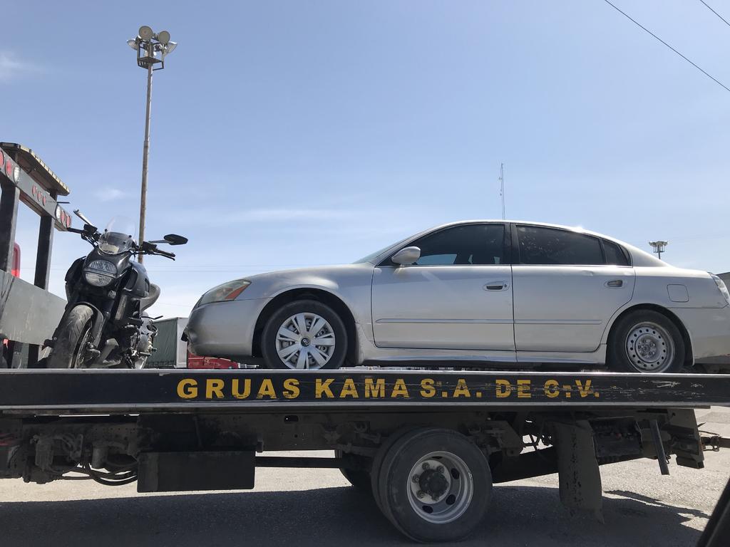 Un vehículo que se encontraba en la fila para la vacunación contra el COVID-19 en Torreón, protagonizó un accidente vial al cortarle la circulación a una motocicleta. (EL SIGLO DE TORREÓN)