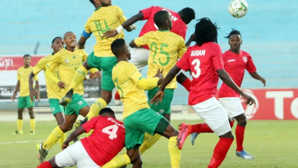 La selección de Sudáfrica se quedó fuera de la Copa de África 2022 al caer contra Sudán (2-0), mientras que Aderito Pires da Mata, apodado 'Iniesta', marcó en Ghana, pero no pudo evitar la sexta derrota de Santo Tomé y Príncipe. (Especial) 