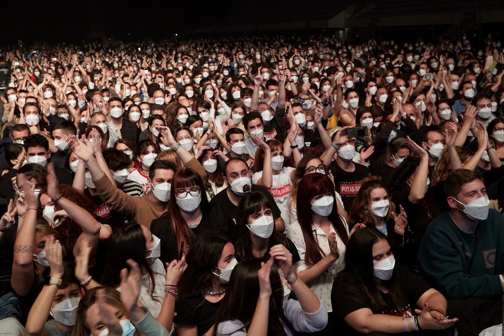 Cinco mil fanáticos van a asistir a un concierto de rock en Barcelona el sábado tras someterse a pruebas instantáneas de COVID-19, probando su efectividad para prevenir brotes del coronavirus en grandes eventos públicos. (ARCHIVO)
