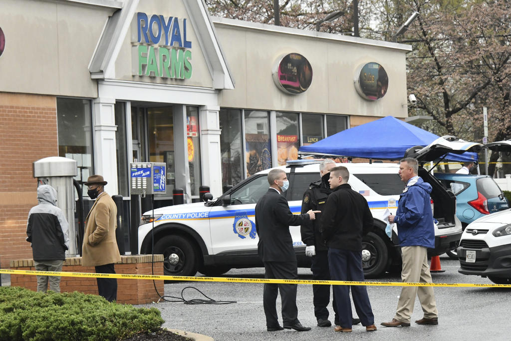 Dos personas murieron y una tercera resultó herida durante un tiroteo el domingo en una minitienda de 24 horas y gasolinera de Maryland, informó la policía. (AP)
