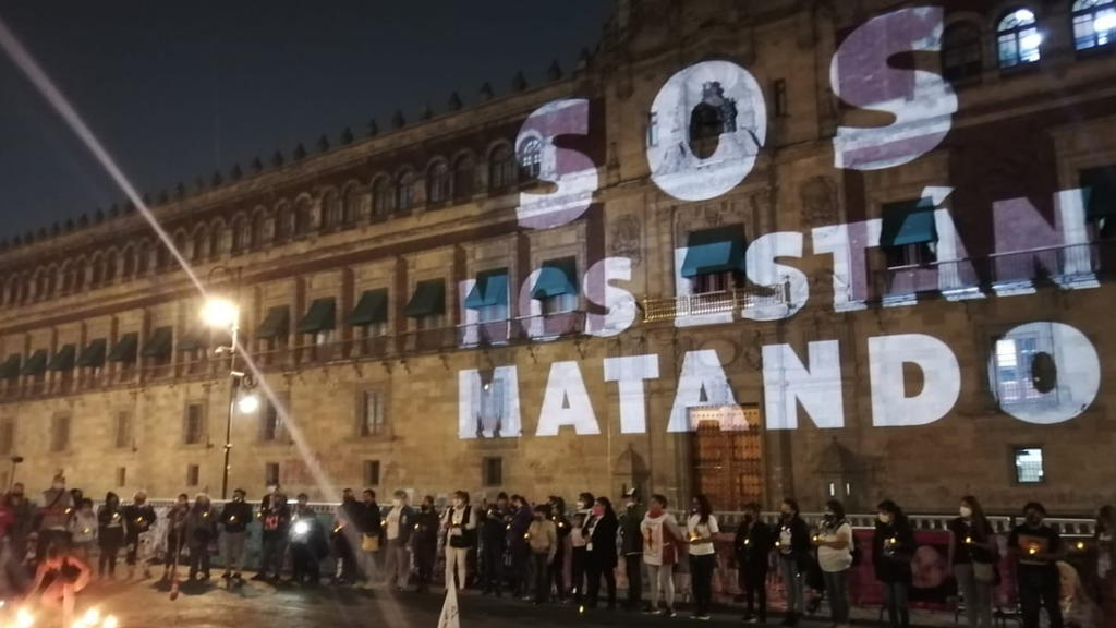 Madres de familia de víctimas de desaparición y feminicidio protestan esta noche frente al Palacio Nacional, luego de que México se convertirá en la sede del foro Generación Igualdad de la Organización de las Naciones Unidas. (ESPECIAL) 
