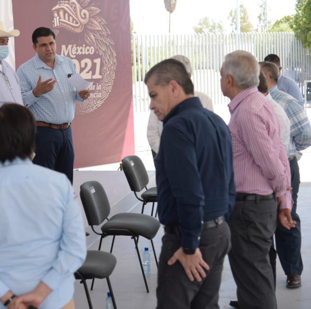El alcalde de Lerdo, Homero Martínez, le entregó al titular del Ejecutivo una tarjeta informativa para solicitarle su apoyo.