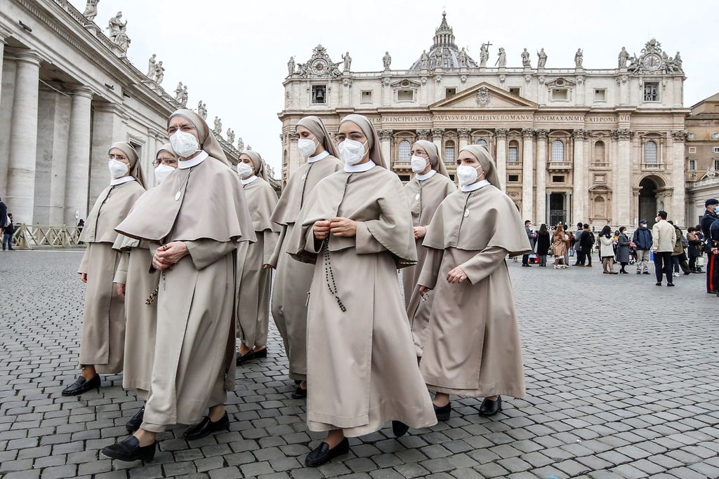 Un grupo de monjas en la plaza de San Pedro del Vaticano durante el tradicional rezo del Ángelus del papa Francisco. (EFE) 