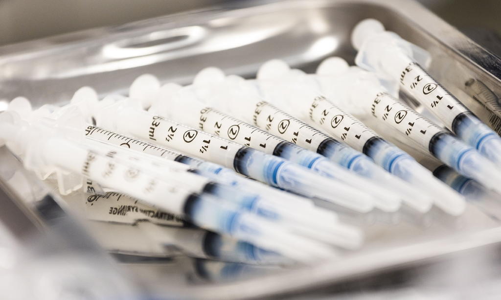 Los residentes del estado de Nueva York mayores de 30 años serán elegibles para recibir la vacuna contra el coronavirus a partir del martes, y todas las personas de más de 16 años podrán ser inoculadas desde el 6 de abril, anunció el gobernador Andrew Cuomo el lunes. (ARCHIVO) 
