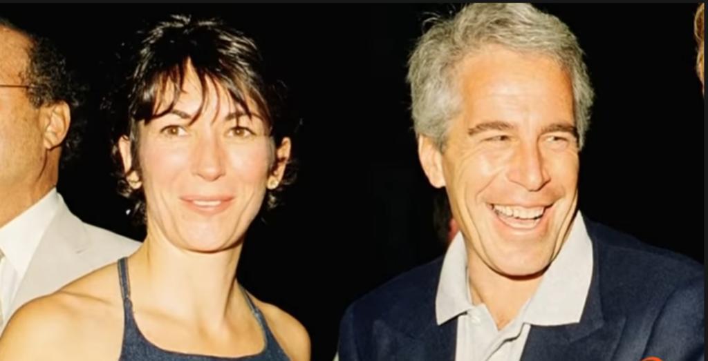 Ghislaine Maxwell, la pareja del empresario Jeffrey Epstein, fue declarada culpable este lunes por primera vez por el cargo de tráfico sexual de una menor, luego de que los fiscales federales la acusaron de manipular a una menor de 14 años para tener relaciones sexuales con Epstein y pagarle por el acto. (Especial) 