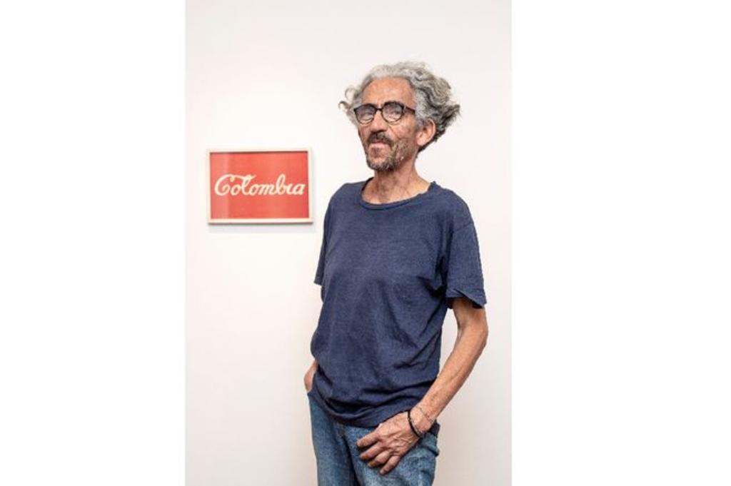 El artista plástico colombiano Antonio Caro, reconocido, entre otras obras, por crear las letras de Colombia con la tipografía de Coca-Cola y por el bronce con el que se premia a los ganadores del Premio Gabo de Periodismo, murió en Bogotá, a los 71 años, informaron hoy sus allegados. (Especial) 
