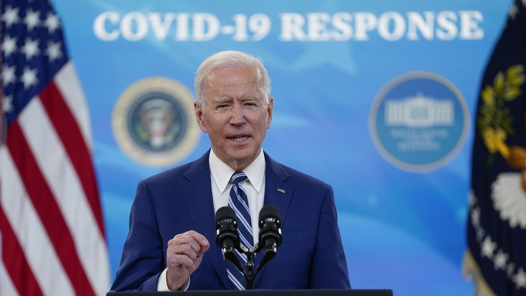 Biden aumentará el número de farmacias que participan en el programa de vacunación. (AP) 