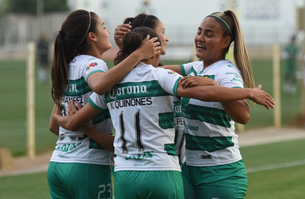La seleccionada nacional Sub-20 oriunda de Durango, Alexxandra Ramírez (izq) es felicitada por sus compañeras, luego de anotar el segundo gol albiverde, con el que sentenció el encuentro de ayer. (JESÚS GALINDO)