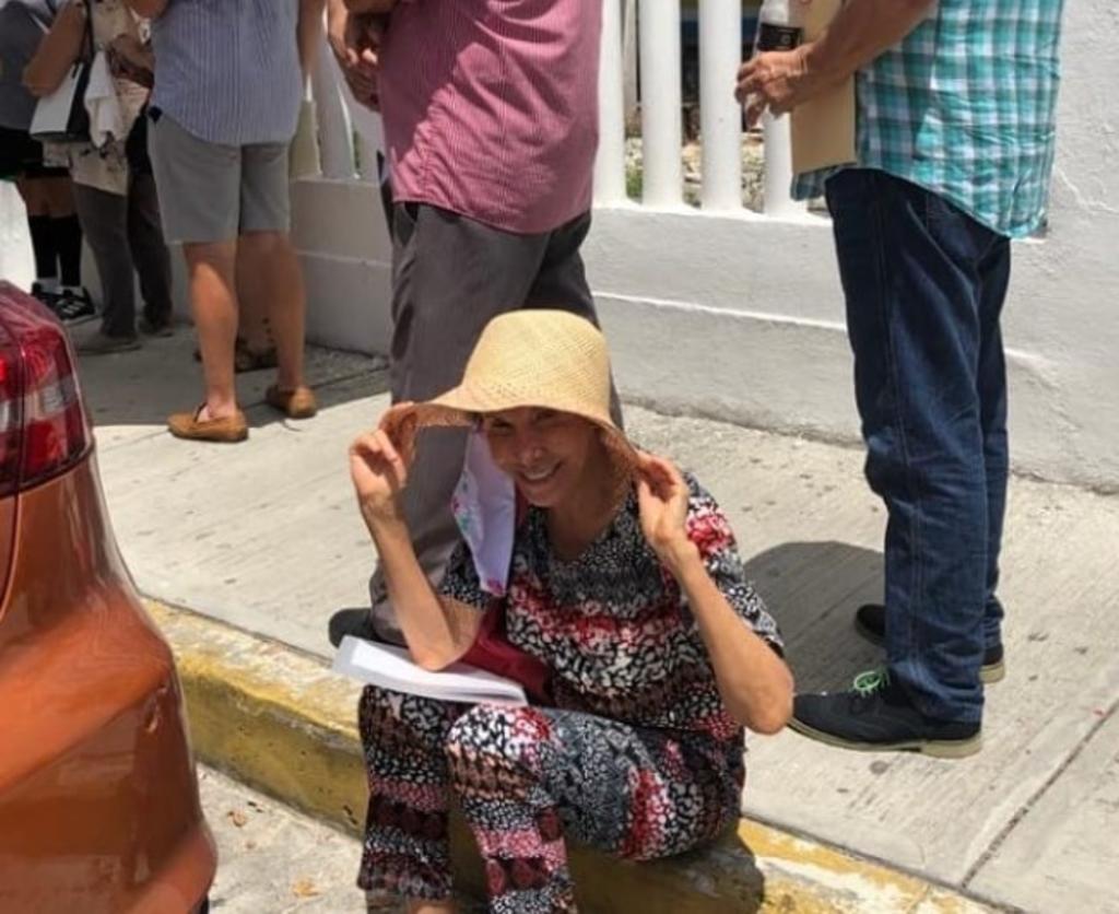 Esta mañana, la actriz Florinda Meza compartió en sus redes sociales una sonriente fotografía sentada en la banqueta del centro de vacunación que le correspondió en la Ciudad de México para recibir la primera dosis contra el COVID-19.  (Instagram) 