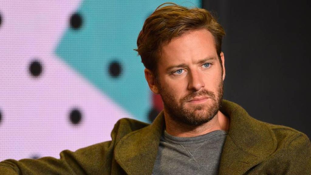 Armie Hammer tampoco actuará en The Billion Dollar Spy, una película dirigida por Mads Mikkelsen que se suma a la lista de trabajos perdidos por el actor desde que en enero comenzara una ola de acusaciones de abuso y acoso sexual contra él.  (ESPECIAL) 