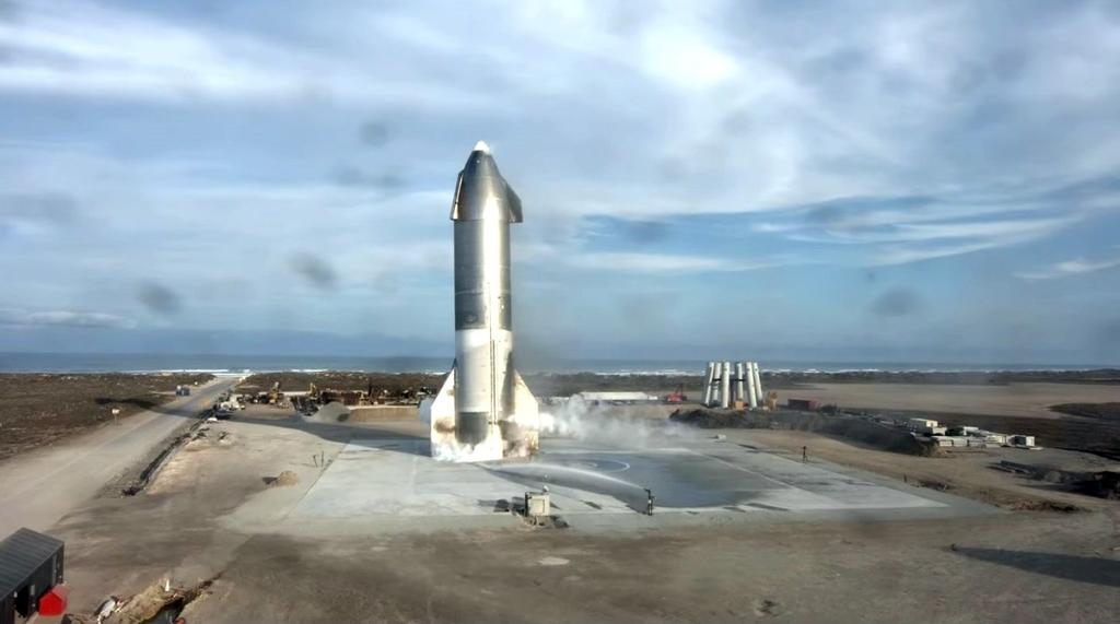 Por cuarta vez desde diciembre, SpaceX perdió un prototipo de la nave Starship en un vuelo de prueba, pues aparentemente hizo explosión antes de aterrizar este martes en un lugar de la compañía en Texas, informaron medios especializados. (Especial) 