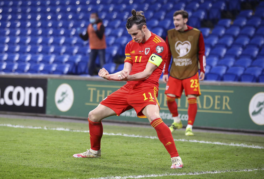 Gales sumó este martes su primera victoria (1-0) de la fase de clasificación para el Mundial de Qatar 2022 gracias a una acción casi aislada de Gareth Bale, que con una asistencia magnífica a Daniel James lideró la victoria de un equipo que tomó aire tras perder en la jornada inaugural. (AP) 
