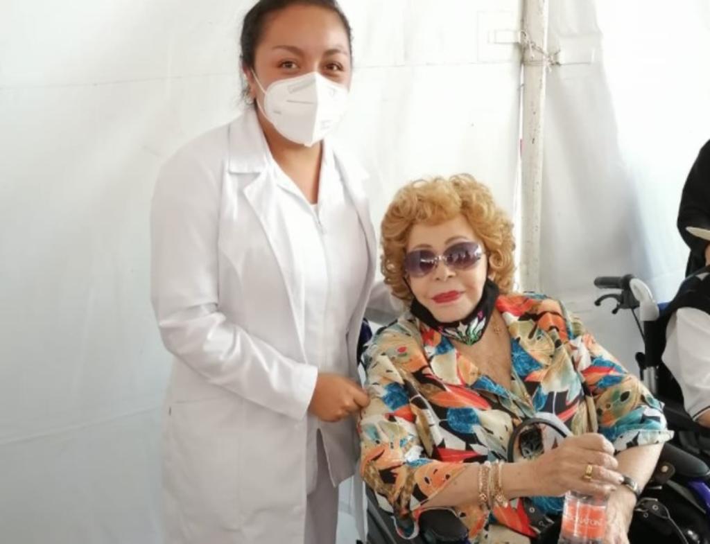 'Ya, vacunada', dice feliz Silvia Pinal horas después de haber recibido la segunda dosis contra el coronavirus COVID-19. (Twitter) 