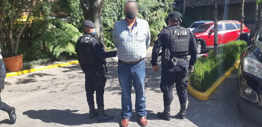 Las fuerzas de seguridad de Guatemala detuvieron este martes al exalcalde mexicano Adalberto Fructuoso Comparán, supuesto 'líder de los Carteles Unidos' y 'exmiembro del Cartel de los Caballeros Templarios', requerido en Estados Unidos bajo cargos de narcotráfico. (ESPECIAL)
