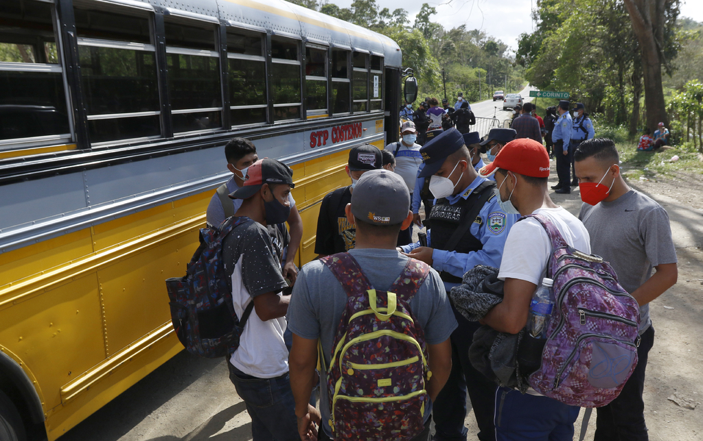 México y Guatemala han adoptado recientemente medidas más estrictas contra esas caravanas, presionados por EUA. (AP) 