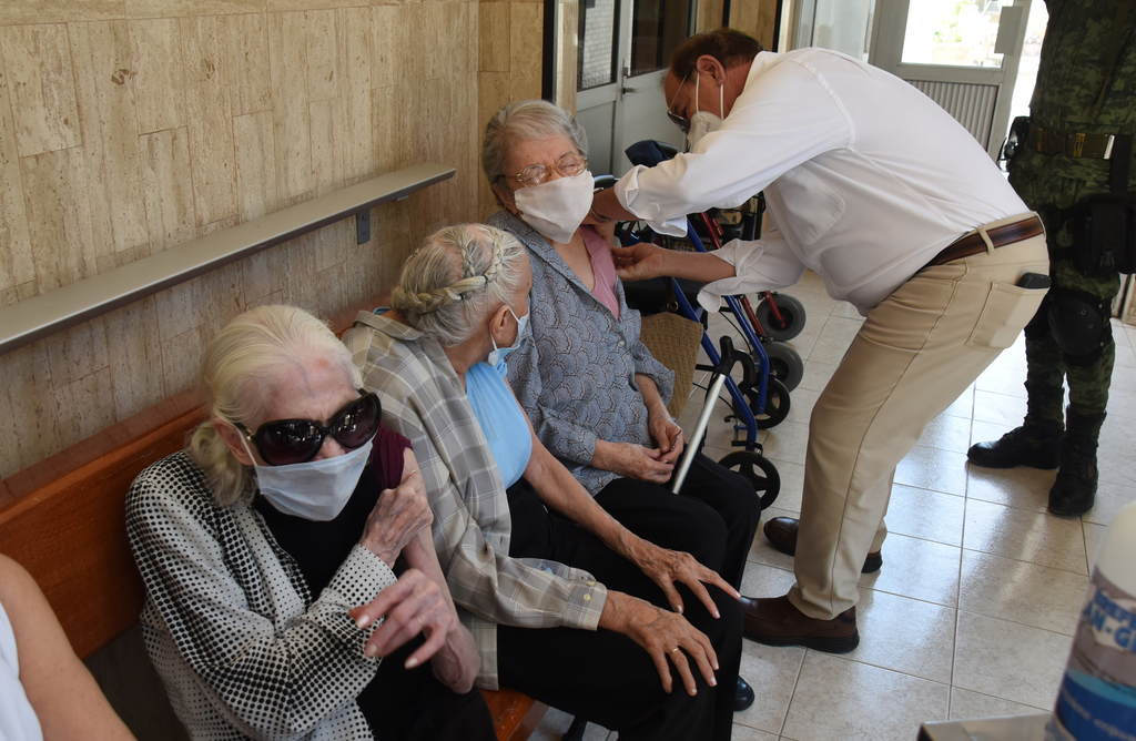 Ayer fueron vacunadas 107 personas contra el COVID-19 en la Casa del Anciano Dr. Samuel Silva. (JESÚS GALINDO)