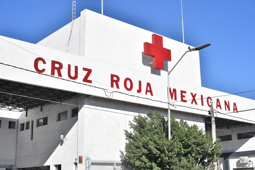 Paramédicos de la Secretaría de Salud del Estado trasladaron a los lesionados a las instalaciones de la Cruz Roja para su atención médica. (EL SIGLO DE TORREÓN)