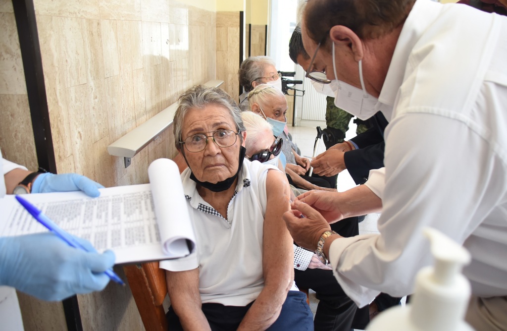 Continúa creciendo el número de adultos mayores vacunados contra el COVID en el estado, la cifra ya rebasó los 70 mil y se espera que pronto arranque la campaña en la capital del estado. (EL SIGLO DE TORREÓN) 