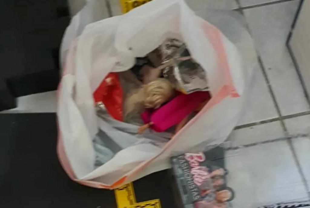 Entre los indicios encontrados por el personal de la FGENL, están unas esposas metálicas, una bolsa de cartón con prendas, una bolsa de plástico con muñecas y envoltorios. (ESPECIAL)