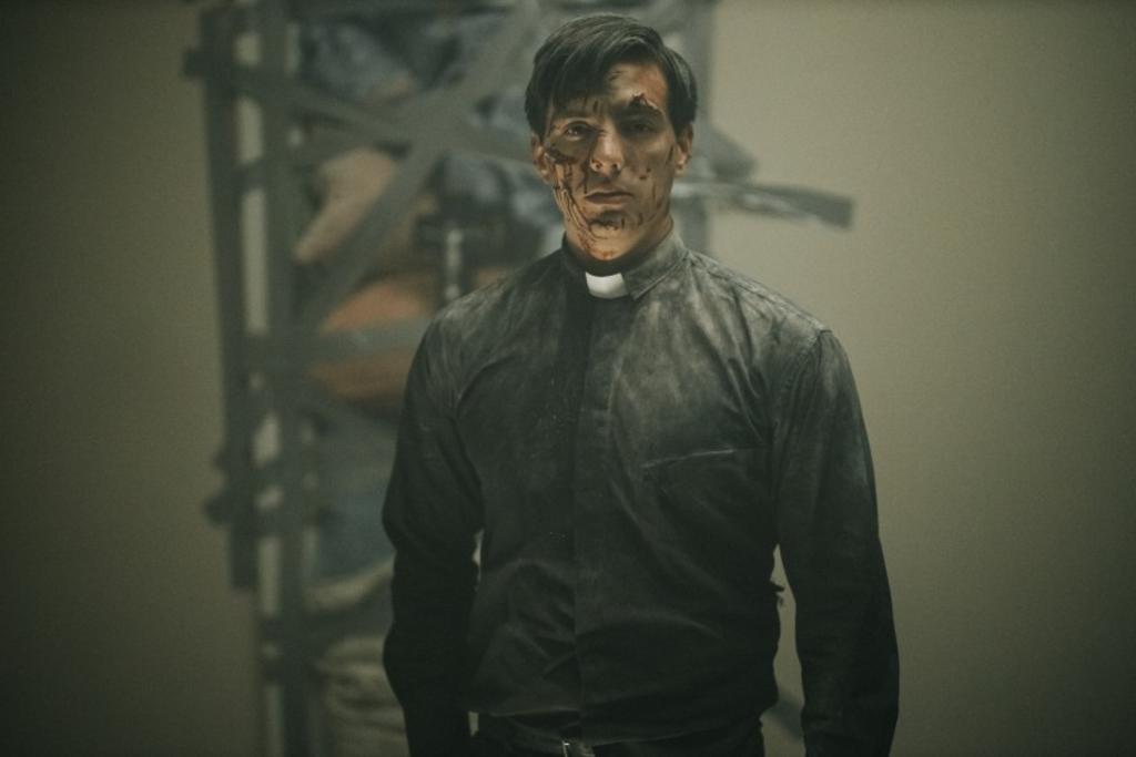El mexicano Vadhir Derbez se estrena en el cine anglosajón con The Seventh Day, una película de terror en la que el actor abandona la comedia para dar vida a un joven cura que aprende a realizar exorcismos. (ESPECIAL)      
