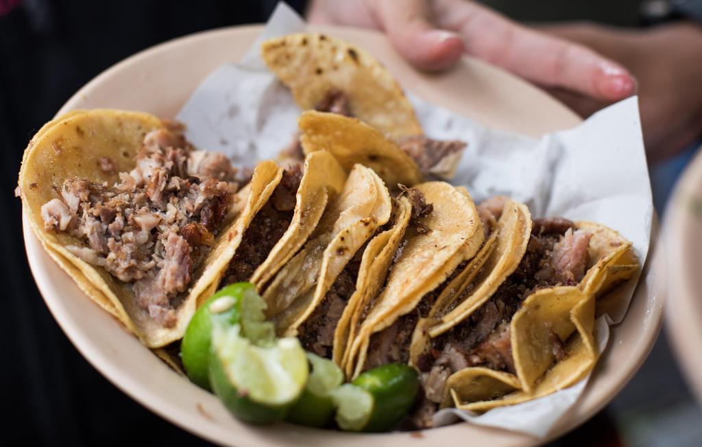 Mexicanos celebran el Día del Taco con sus variaciones favoritas (EFE) 