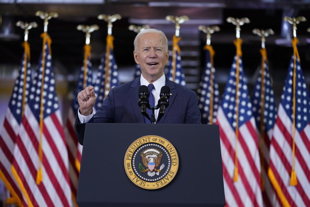 El presidente de Estados Unidos, Joe Biden, propuso este miércoles un billonario plan para renovar las infraestructuras del país, crear 'millones de empleos' y recortar las emisiones de carbono, con el objetivo de modernizar la economía estadounidense y ganar el pulso a China. (AP)
