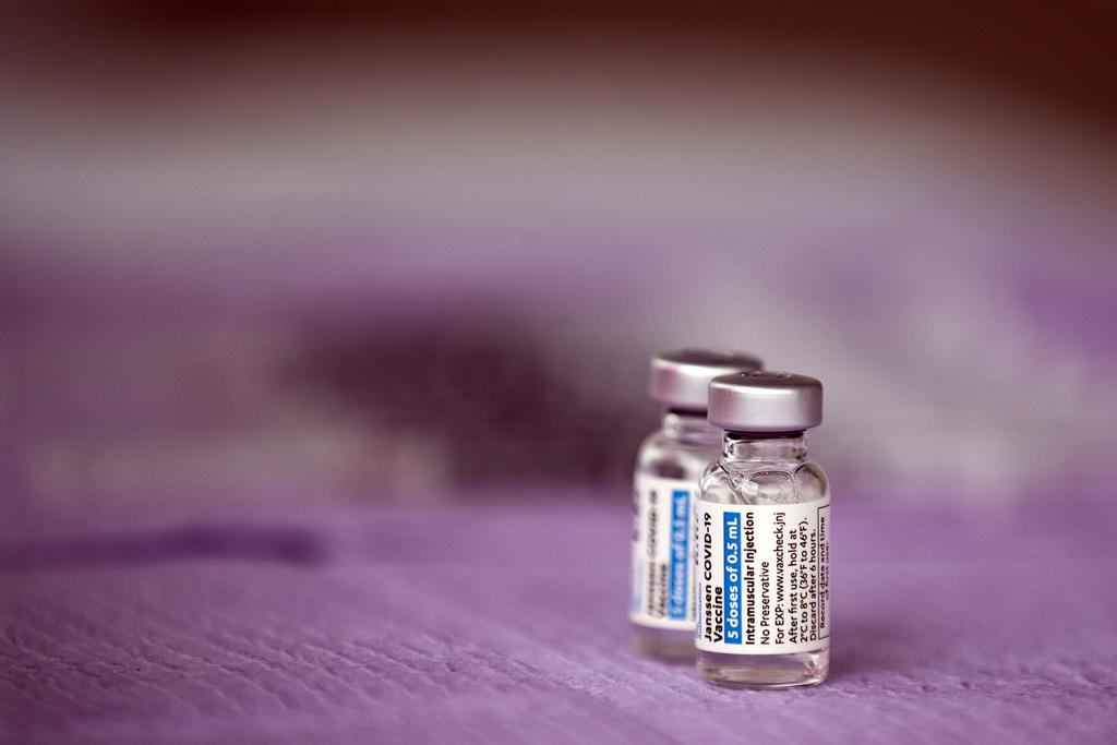 La farmacéutica Johnson & Johnson (J&J) retrasará el envío de dosis de su vacuna contra la COVID-19 a las autoridades estadounidenses después de un error ocurrido en una planta de producción de Baltimore en la que se mezclaron componentes de dos vacunas diferentes, informó el diario The New York Times. (EFE) 

