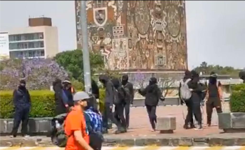  La Universidad Nacional Autónoma de México informó que la tarde de este miércoles un grupo de 18 encapuchados vandalizaron diversas zonas en Ciudad Universitaria, además de agredir a personal de la institución y a reporteros. (ESPECIAL)