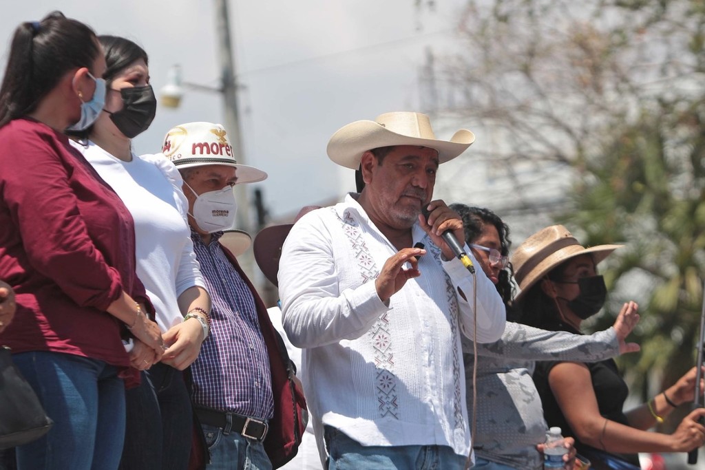 Félix Salgado (c) anunció ayer que va a interponer una demanda de juicio político contra el INE.
