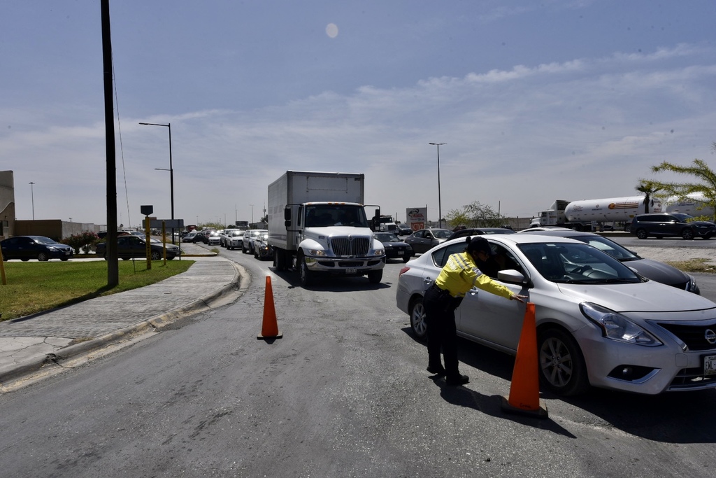 El congestionamiento de vehículos en la Ciudad Industrial de Torreón ha prevalecido desde el pasado sábado. (ÉRICK SOTOMAYOR)