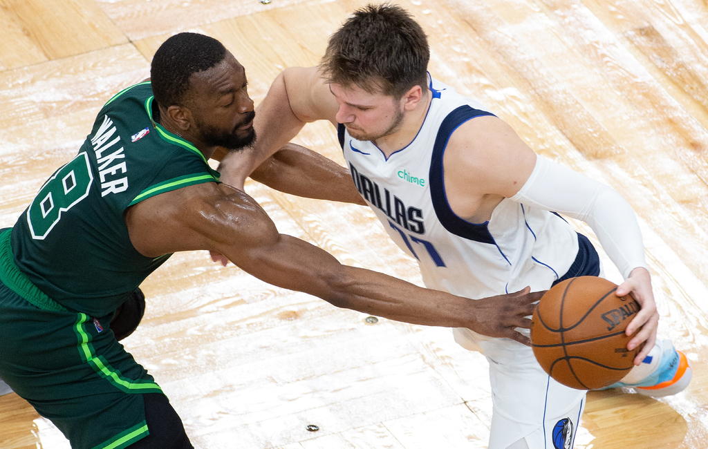 Un gran duelo de baloncesto se escenificó en el Garden de Boston, en el que los visitantes obtuvieron un triunfo apretado pero merecido. (EFE)