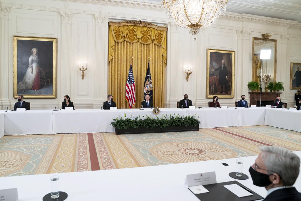 La primera reunión de gabinete del presidente estadounidense, Joe Biden, marcó este jueves un profundo contraste con las que solía mantener su predecesor, Donald Trump, quien aprovechaba esos encuentros para someter a su equipo a pruebas de lealtad. (EFE)
