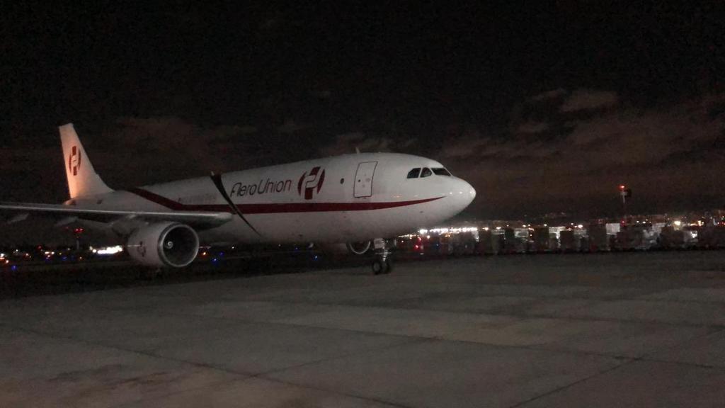 Poco antes de las 22:00 horas arribó el avión procedente de Estados Unidos con dosis de la vacuna contra COVID-19 de AstraZeneca a México. (ESPECIAL)