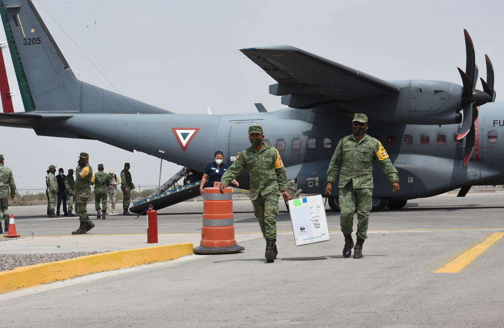 En punto de las 11:45 horas una aeronave de la Fuerza Aérea Mexicana aterrizó en la base militar al costado del aeropuerto. (JESÚS GALINDO)