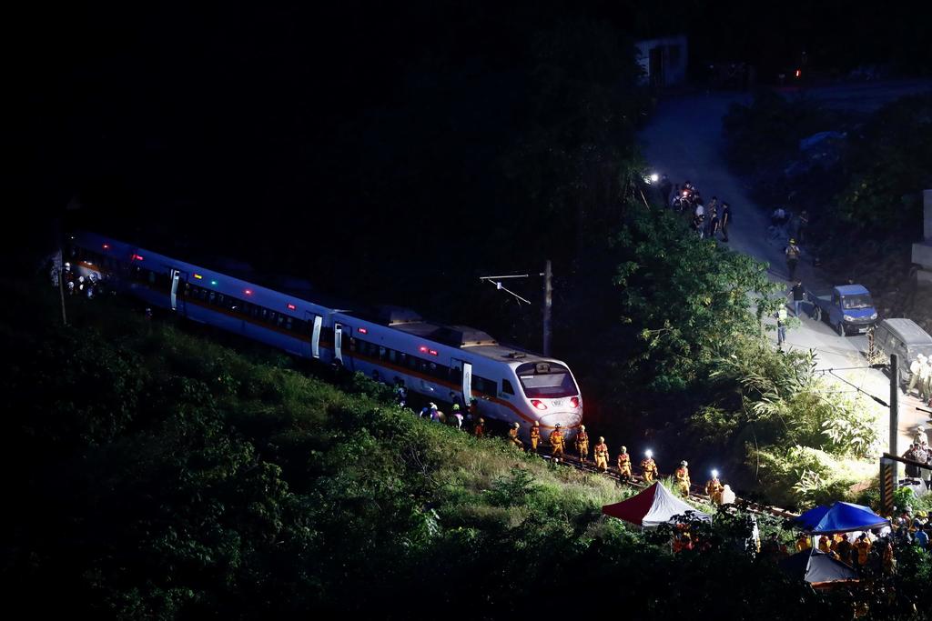 Entre los fallecidos se encuentra el maquinista del tren y entre los heridos, un total de 66 personas con lesiones entre moderadas y graves que recibieron atención médica en seis centros sanitarios, recoge la agencia taiwanesa de noticias CNA.
(EFE)