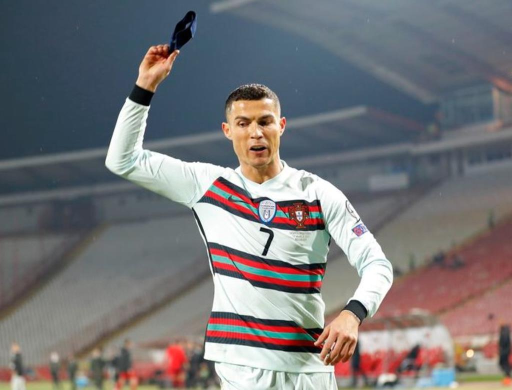 El brazalete de capitán de la selección portuguesa que Cristiano Ronaldo arrojó enfadado durante el partido que sostuvieron Portugal y Serbia en Belgrado la semana pasada fue adquirido en una subasta por un comprador no identificado por 64,000 euros (75,000 dólares), reportó la televisión estatal serbia el viernes. (Especial) 