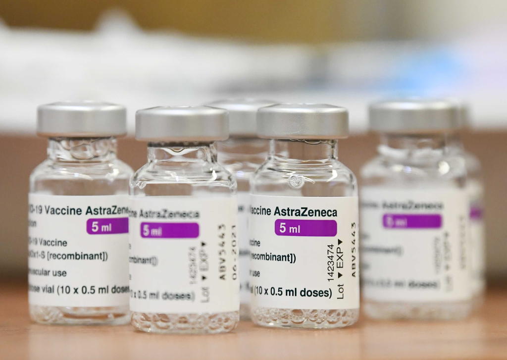Holanda anunció el viernes la suspensión temporal de la vacuna contra el COVID-19 de AstraZeneca en pacientes menores de 60 años, luego de reportes de un número muy pequeño de personas que sufrieron raros coágulos tras recibir la inyección. (ARCHIVO) 