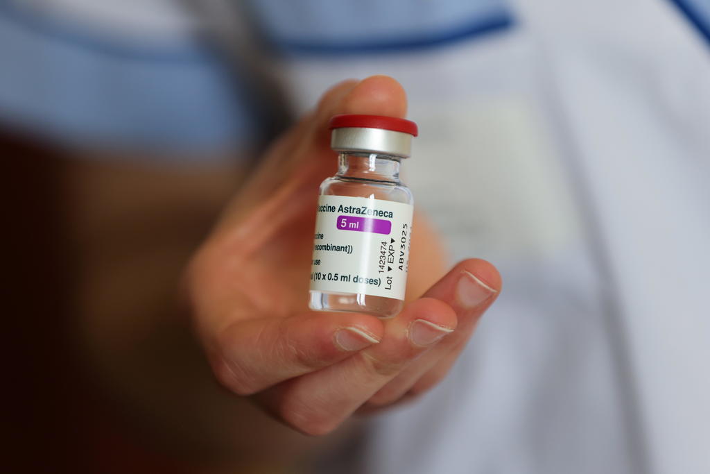 Las autoridades sanitarias francesas indicaron este viernes que se han registrado tres nuevos casos de trombosis atípica asociados a la vacuna de AstraZeneca contra la COVID, incluidos dos fallecimientos, que elevan a cuatro el total de muertes vinculadas con ese producto. (ARCHIVO) 