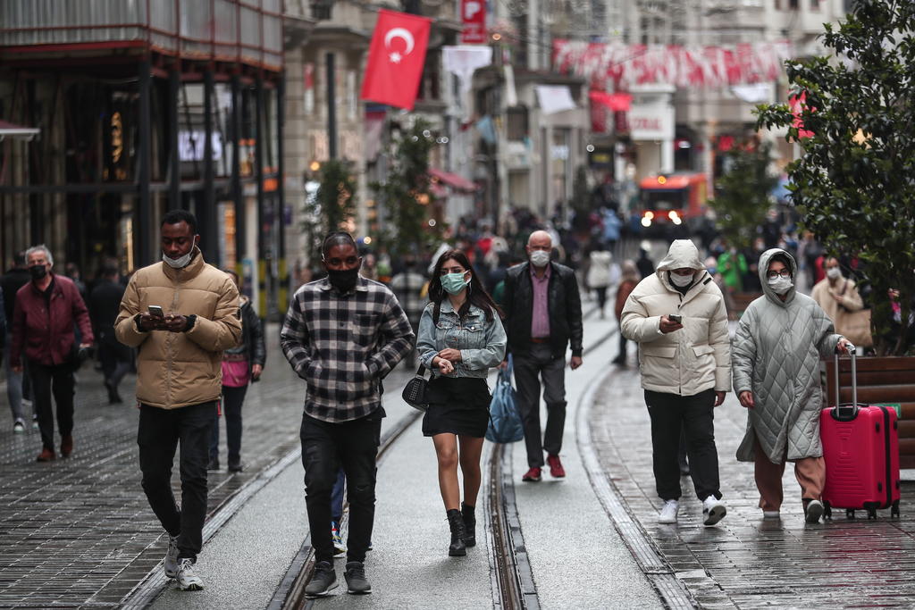 Turquía ha registrado en las últimas 24 horas 42,308 nuevos contagios por coronavirus, la cifra más alta desde el primer brote de la pandemia hace poco más de un año en el país euroasiático, donde la variante británica del SARS-CoV-2 se detecta en un 75 % de los casos positivos. (ARCHIVO) 