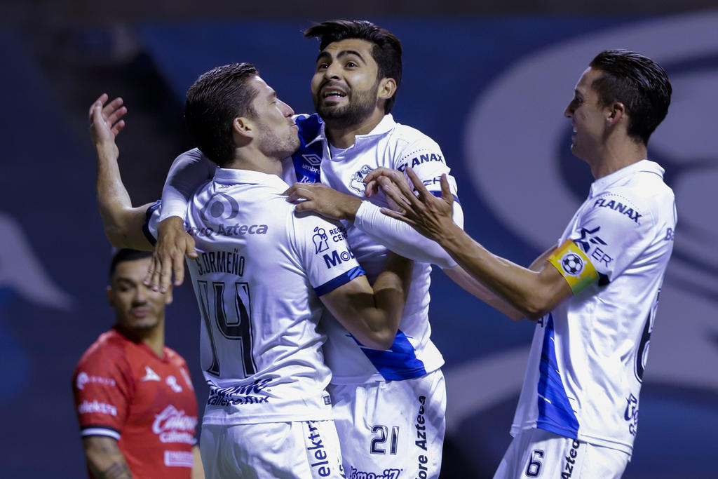 Santiago Ormeño convirtió un penal, Salvador Reyes consiguió un golazo y Maximiliano Araujo hizo el otro tanto para que Puebla remontara y venciera el viernes 3-1 a Mazatlán en la reanudación del torneo Clausura mexicano. (JAM MEDIA) 
