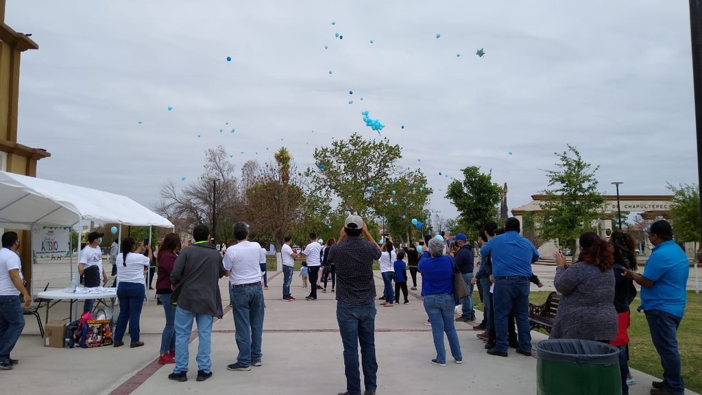 Familias de niños con autismo realizaron una emotiva ceremonia y soltaron globos color azul.