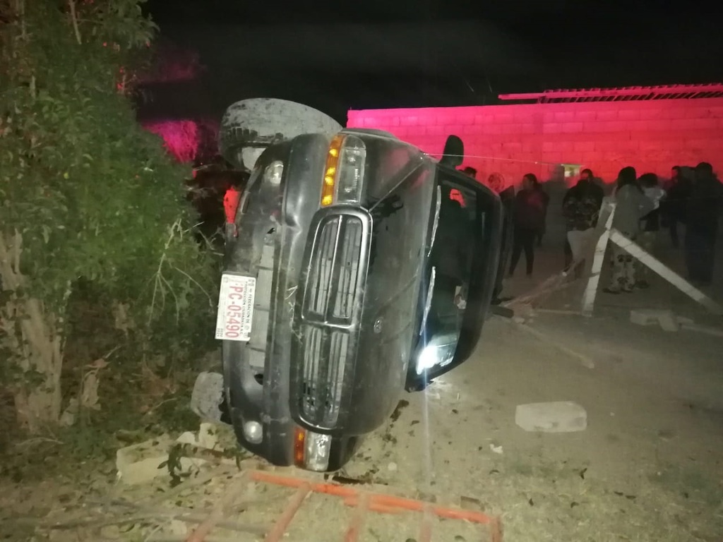 Al arribar los cuerpos de rescate, encontraron volcada la camioneta Durango color gris de procedencia extranjera.