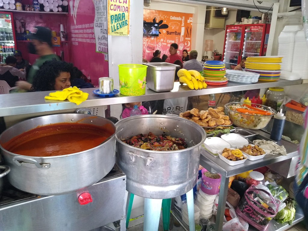 'Vuela' comida de Cuaresma en las fondas que se encuentran en el Mercado Manuel Acuña, pues hay una gran afluencia de visitantes en busca de los platillos típicos.