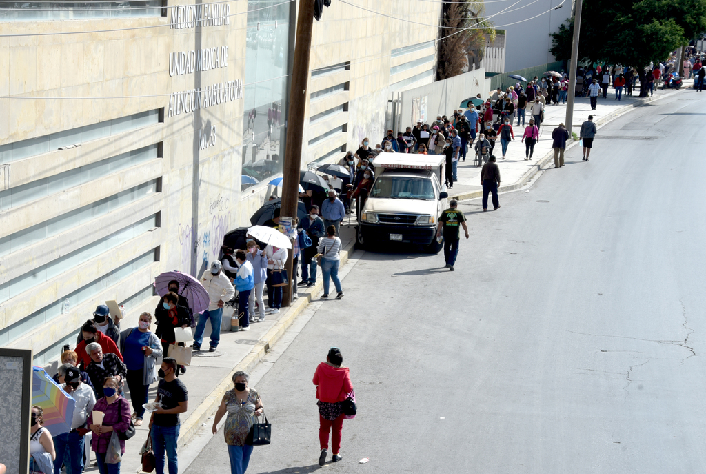 Cientos de personas esperaron bajo el Sol en la Unidad de Medicina Familiar 53 del IMSS. (JESÚS GALINDO)
