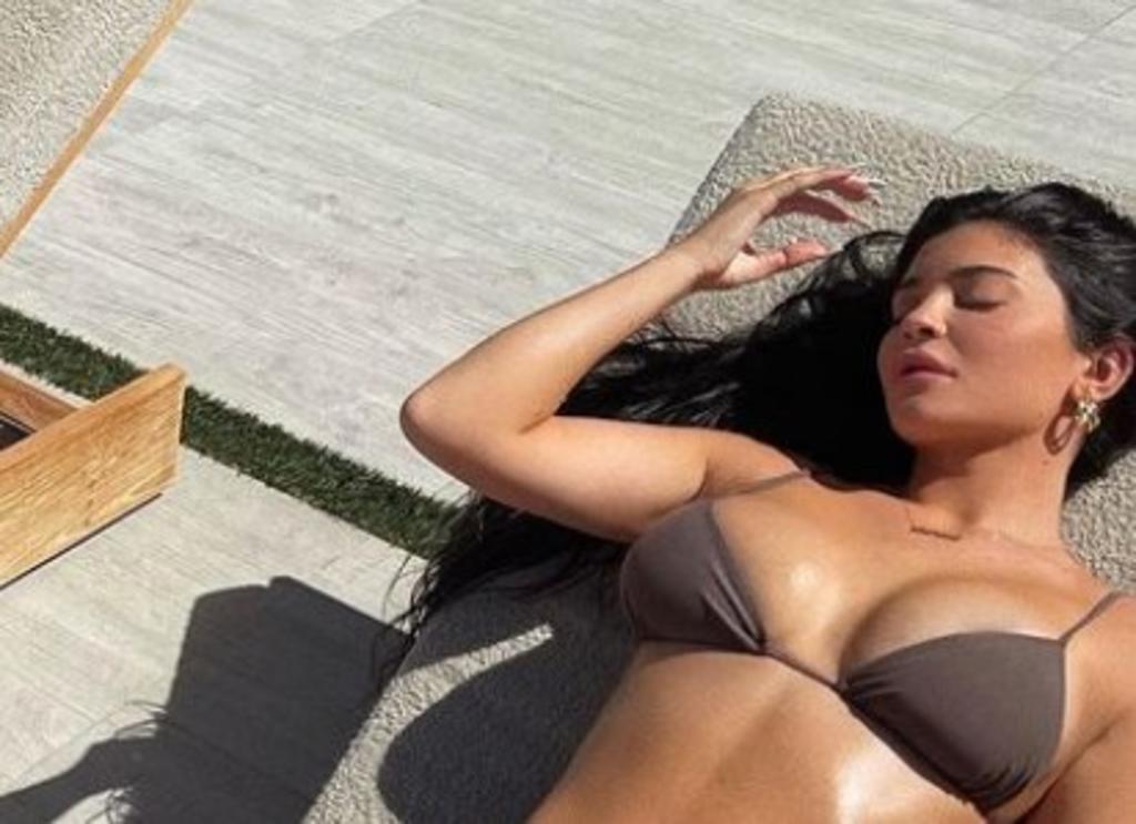 La noche del pasado sábado, la influencer y empresaria Kylie Jenner sorprendió con su figura a sus millones de seguidores de Instagram con una conocida como 'Mirror Selfie' en bikini café. (Instagram) 